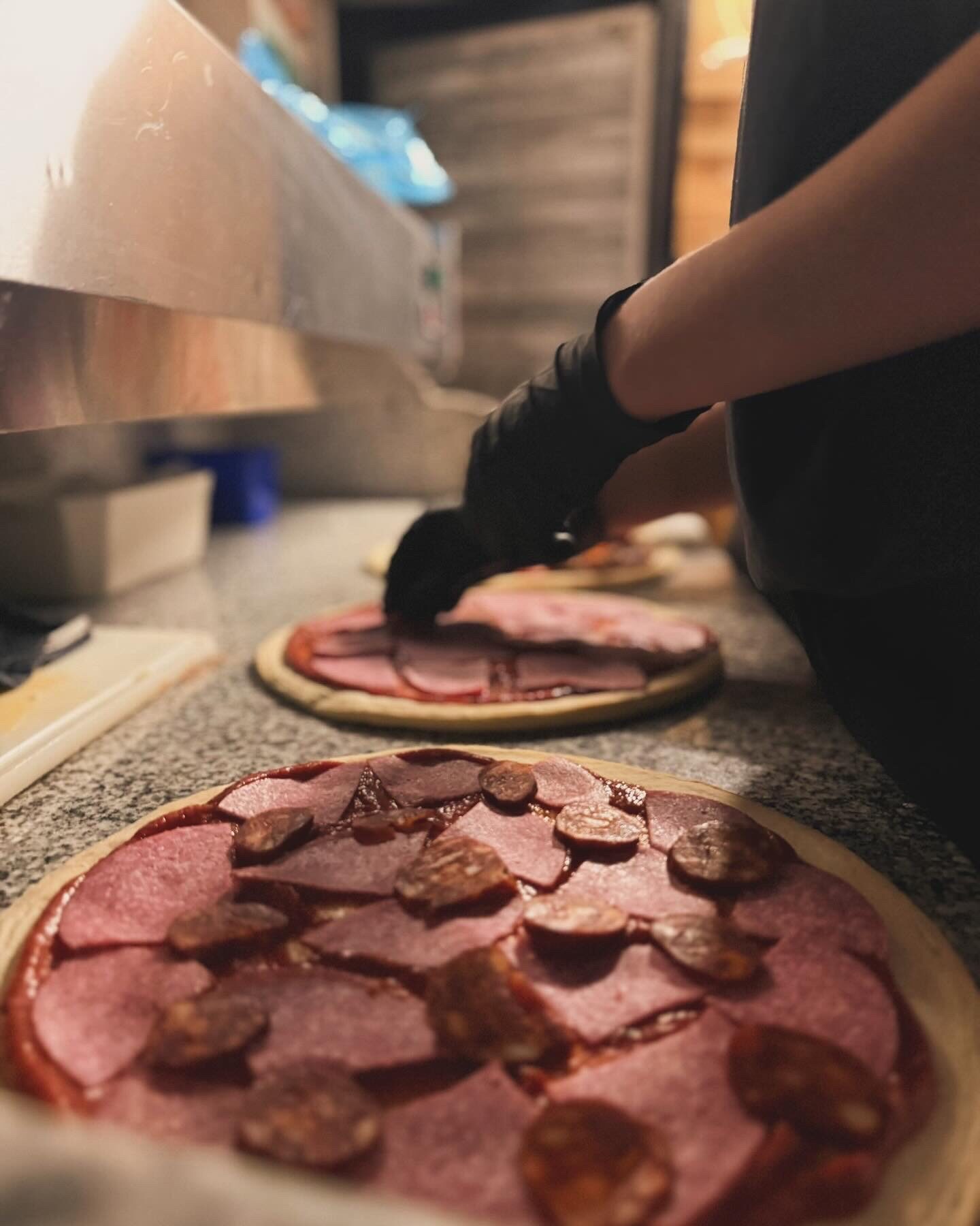 bereiding pizza op werkblad